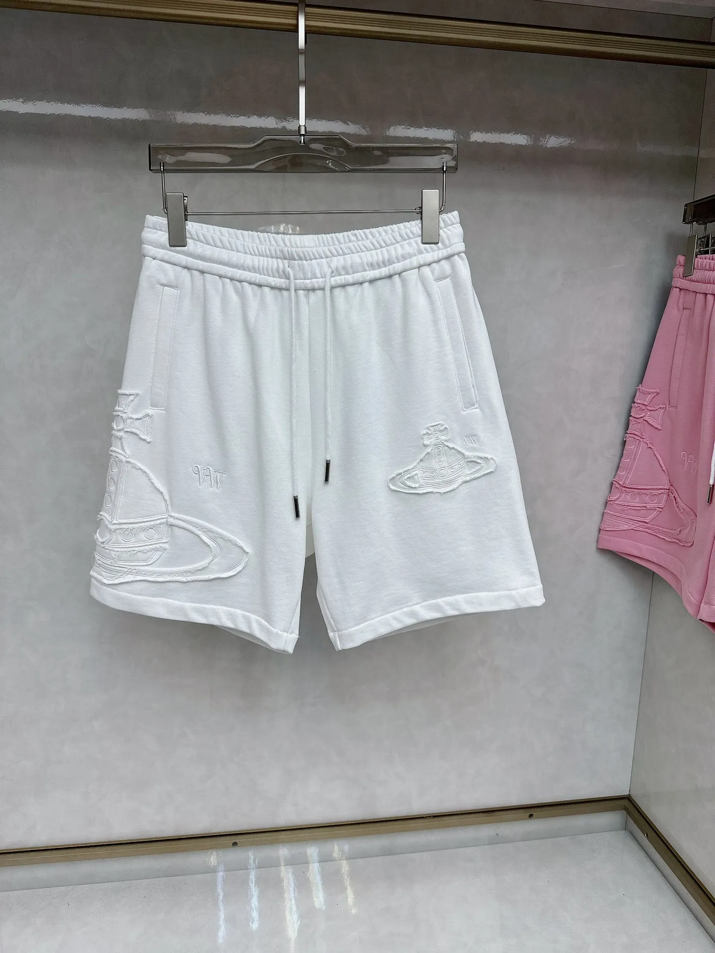 The Queen Mother's three-standard complete 2026 summer New Arrival men's casual shorts, advanced custom-made fabric Breathable fabric, Breathable elasticity and comfort, impeccable details, top-grade accessories, original logo design concept, delicate and soft feel! The upper body fit is awesome! Size：M-XXXL